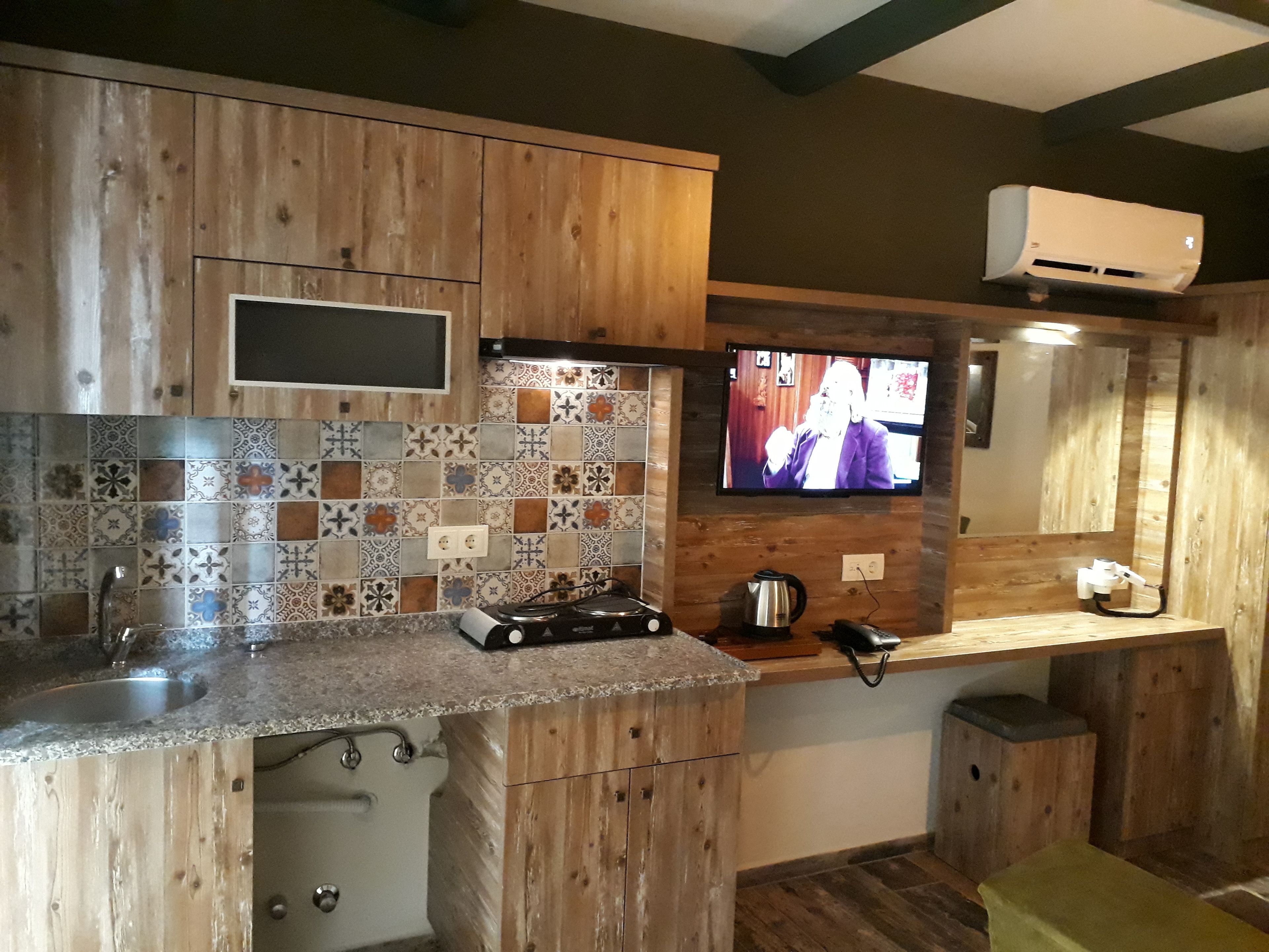 fridge, stovetop, coffee/tea maker, electric kettle