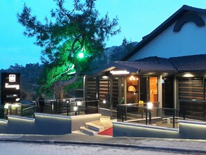 Fachada de la propiedad por la tarde o noche