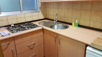 Appartement, 1 slaapkamer, uitzicht op binnenplaats | Privékeuken | Een koelkast, een magnetron, een kookplaat, kookgerei, borden en bestek