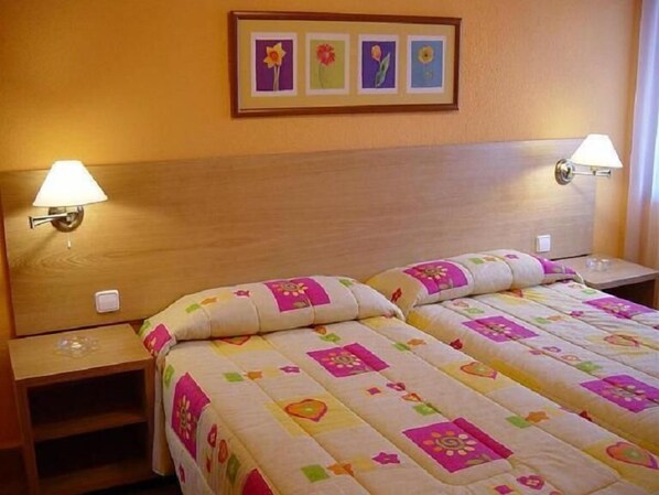 Departamento, 1 habitación, vista al patio | 1 habitación, escritorio y tabla de planchar con plancha 