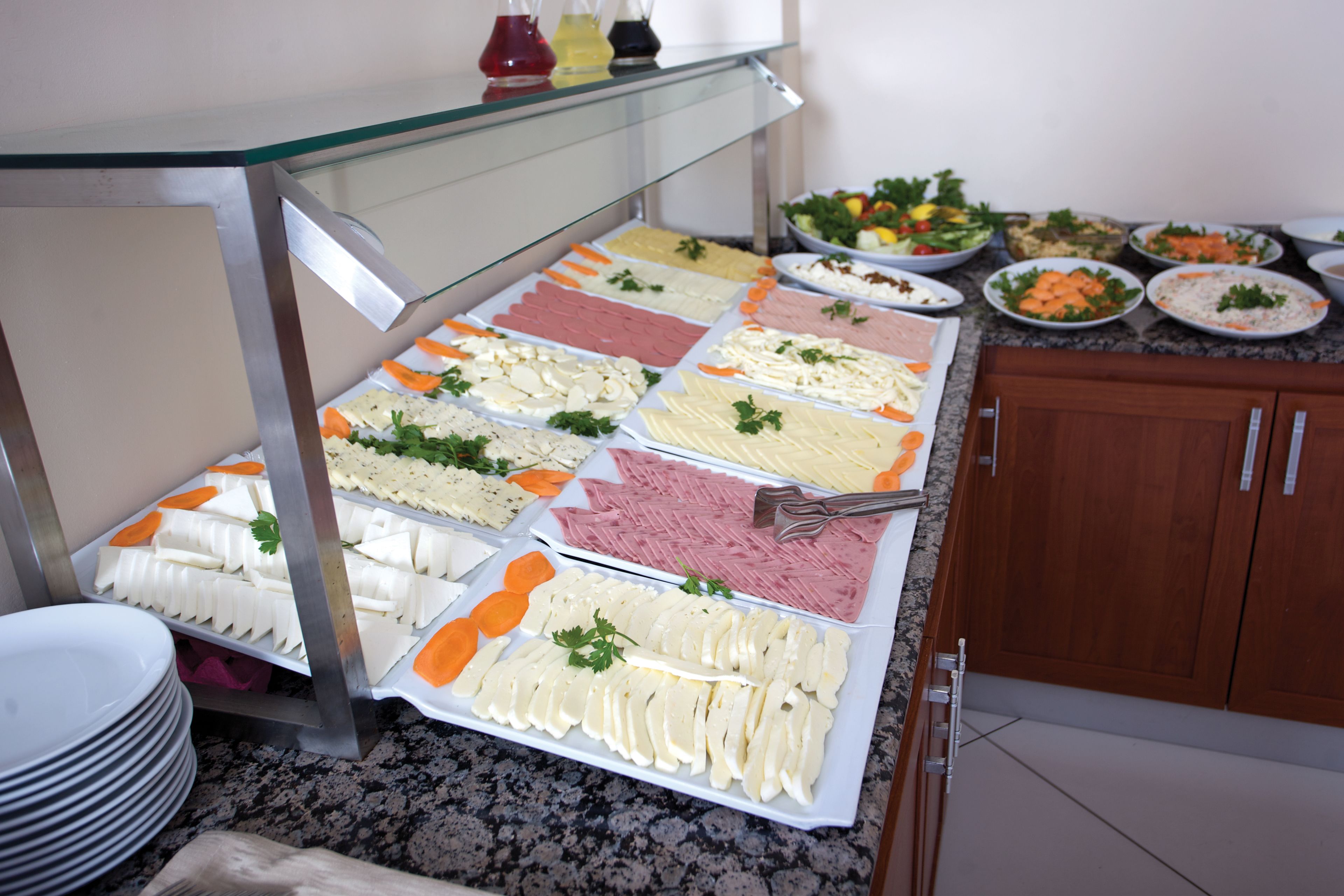 Ein reichhaltiges Buffet mit verschiedenen Speisen und Beilagen.