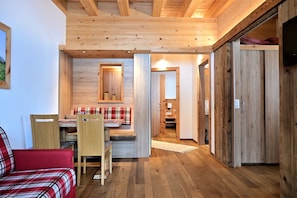 Wetterstein Familienapartment, Balkon, Bergblick (inkl. Endreinigungsgebühr 70 EUR) | Wohnzimmer | 100-cm-Flachbildfernseher mit Satellitenempfang, Fernseher