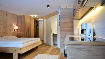 Comfort appartement, 1 kingsize bed, niet-roken (Marienberg incl. Cleaning Fee 60 EUR) | Woonruimte | Een 100-cm flatscreentelevisie met satellietzenders en een televisie