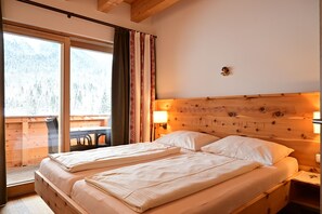 Lägenhet Superior - 2 sovrum - icke-rökare - utsikt mot bergen (Grünstein incl. cleaning fee 90 EUR) | Allergitestade sängkläder, individuell inredning och unika möbler