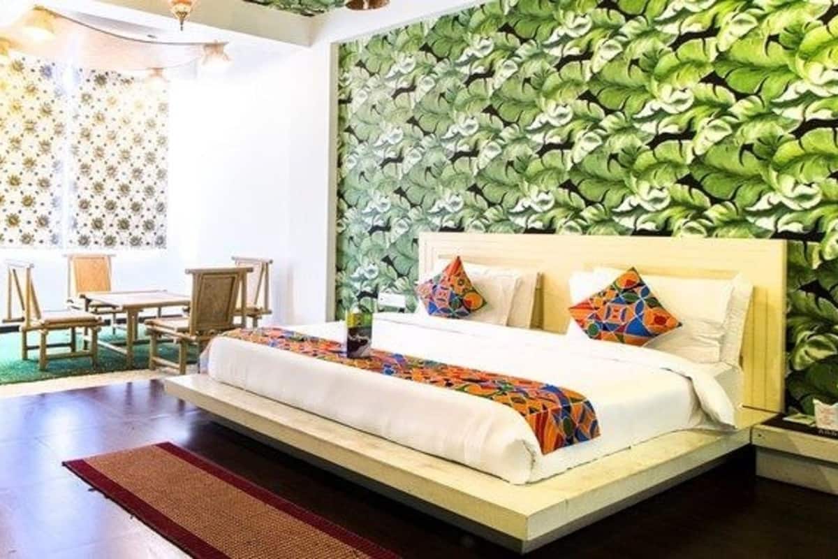 Desk, soundproofing, rollaway beds, free WiFi