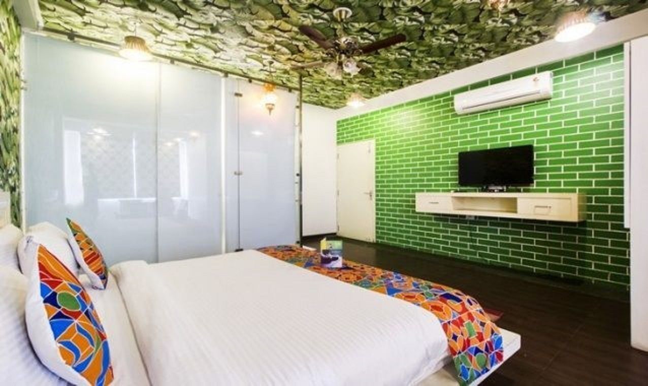 desk, soundproofing, rollaway beds, free wifi