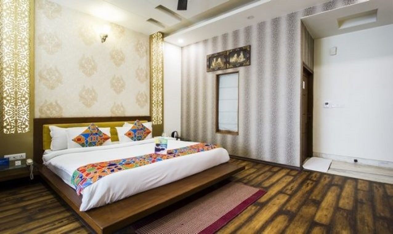 desk, soundproofing, rollaway beds, free wifi