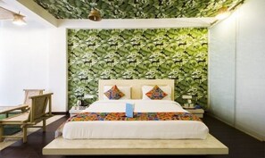 Desk, soundproofing, rollaway beds, free WiFi