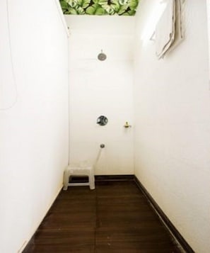 Shower, rainfall showerhead, free toiletries, towels