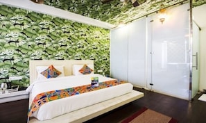 Desk, soundproofing, rollaway beds, free WiFi