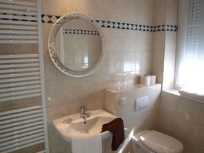 Double Room, Private Bathroom | Bathroom - Gästehaus Rita (Ruedesheim am Rhein)