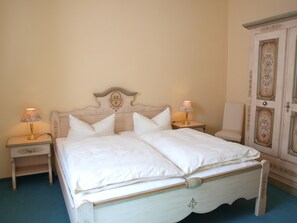 Työpöytä, ilmainen Wi-Fi, vuodevaatteet