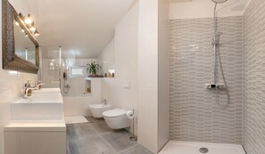 Villa Deluxe, vue sur la mer | Salle de bain | Baignoire profonde, douche cascade, articles de toilette (gratuits)