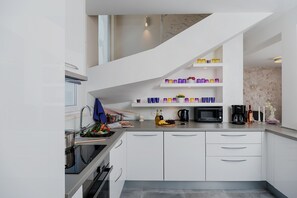 Deluxe-huvila, merinäköala | Yksityinen keittiö | Uuni, liesi, astianpesukone, kahvin-/teenkeitin