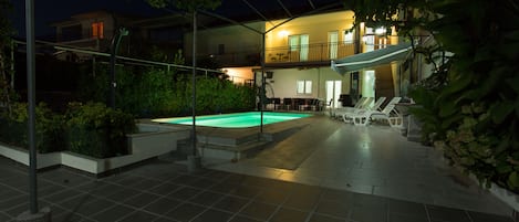 Bagian depan properti - sore/malam