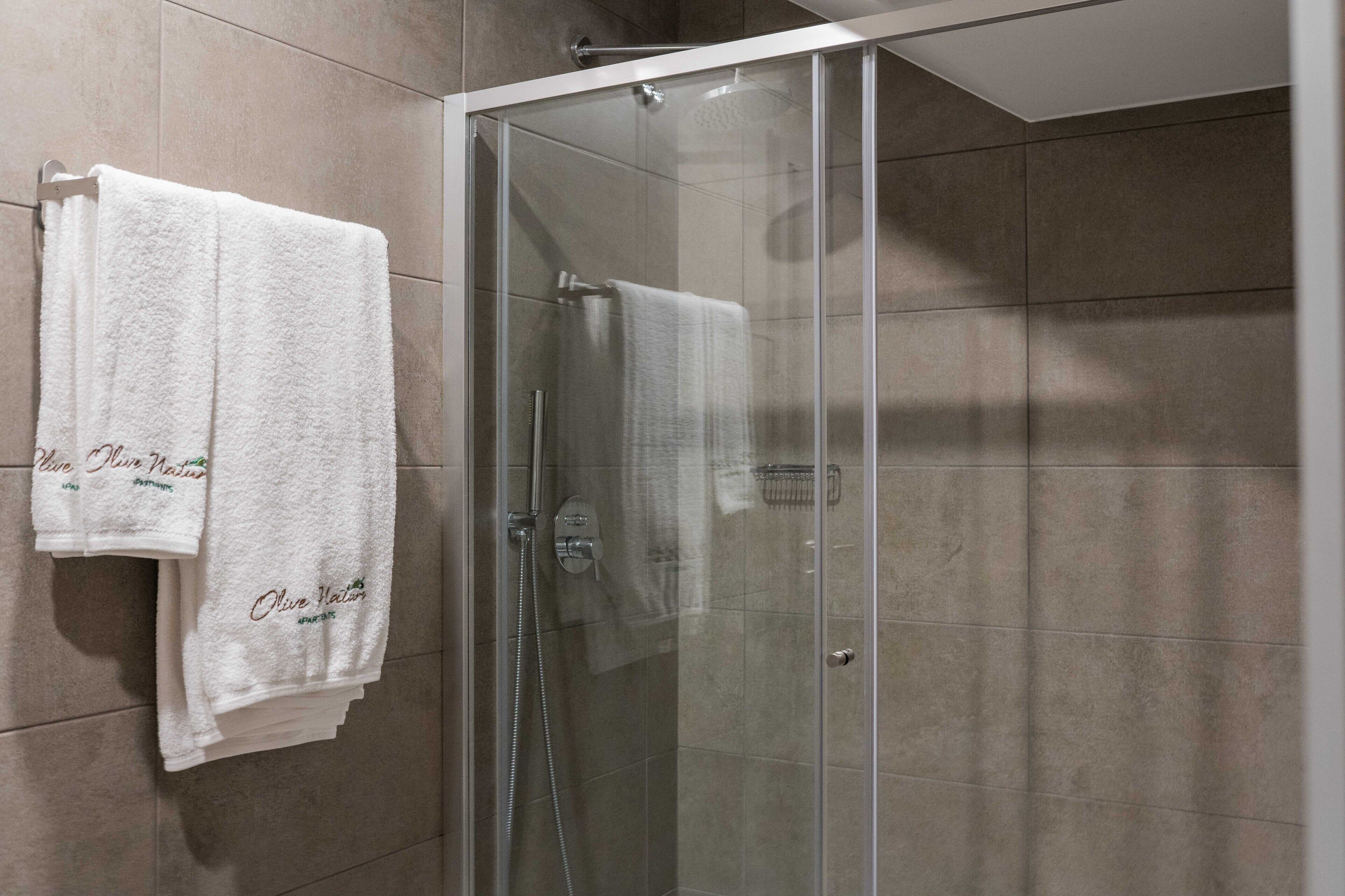 Studio, 1 tweepersoonsbed | Badkamer | Een douche, gratis toiletartikelen, een haardroger, handdoeken