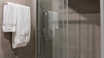 Studio, 1 Double Bed | Bathroom | Shower, free toiletries, hair dryer, towels