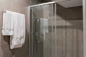 Estudio, 1 cama doble | Baño | Ducha, artículos de higiene personal gratuitos y secador de pelo