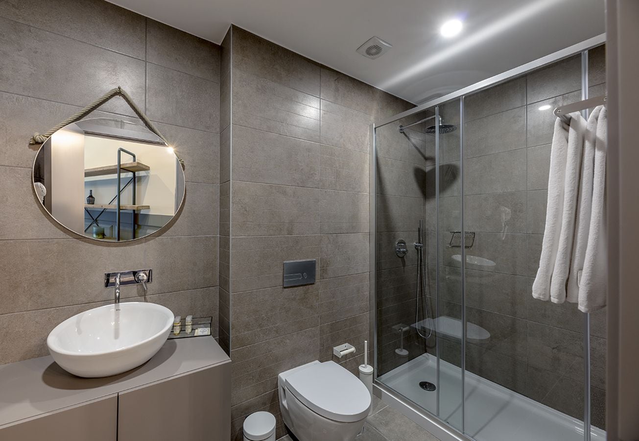 Dusche, kostenlose Toilettenartikel, Haartrockner, Handtücher