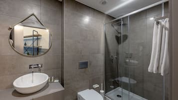 Dusche, kostenlose Toilettenartikel, Haartrockner, Handtücher