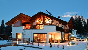 A modern two-story house with large windows, a balcony, and a ski lift in the background. - Residence Martha (Biberwier)