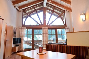 Comfort-Apartment, Mehrere Betten, Balkon, Bergblick (Sonnenspitze) | Wohnbereich | 100-cm-Flachbildfernseher mit Satellitenempfang, Fernseher