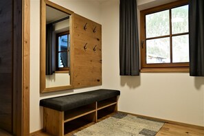 Luxury Apartment, 2 Bedrooms, Sauna, Garden View (Grubigstein) | Wohnbereich | 100-cm-Flachbildfernseher mit Satellitenempfang, Fernseher