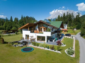 A two-story house with a balcony, a patio, and a trampoline in the yard. - Residence Martha (Biberwier)