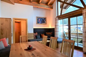 Superior-Apartment, 2 Schlafzimmer, 2 Bäder, Bergblick (Zugspitze) | Essbereich im Zimmer