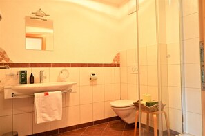 Superior Apartment, 2 Bedrooms, 2 Bathrooms, Mountain View (Zugspitze) | Bathroom