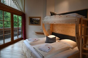 Comfort-Apartment, Mehrere Betten, Balkon, Bergblick (Sonnenspitze) | Allergikerbettwaren, individuell dekoriert, individuell eingerichtet