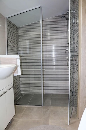 Appartement, 3 slaapkamers | Badkamer | Een douche, gratis toiletartikelen, een haardroger, handdoeken