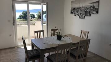 Apartment, 3 Bedrooms | In-room dining