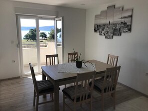 Apartment, 3 Schlafzimmer | Essbereich im Zimmer