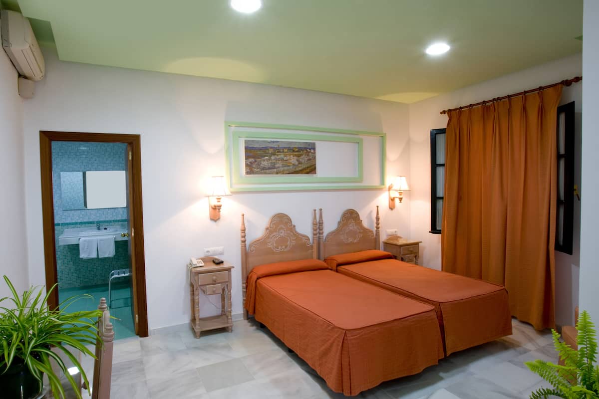 double or twin room | in-room safe, desk, free wifi, bed sheets