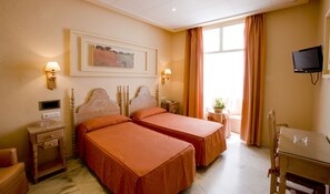 In-room safe, desk, free WiFi, bed sheets - Hotel Los Helechos (Sanlucar de Barrameda)