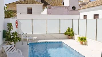 Una piscina al aire libre de temporada (de 10:00 a 21:00), tumbonas