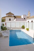 Una piscina al aire libre de temporada (de 10:00 a 21:00), tumbonas