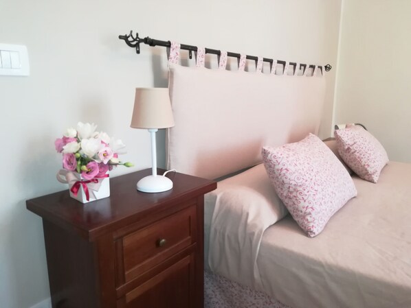 Habitación doble, baño en la habitación | Caja de seguridad en la habitación, cunas, wifi gratis y ropa de cama