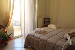 Habitación doble, baño compartido | Caja de seguridad en la habitación, cunas, wifi gratis y ropa de cama