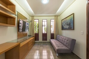 Comfort-Haus, Mehrere Betten | Wohnbereich | 42-Zoll-LED-Fernseher mit Kabelempfang, Fernseher