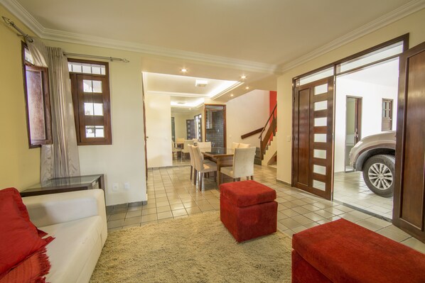 Comfort-Haus, Mehrere Betten | Wohnbereich | 42-Zoll-LED-Fernseher mit Kabelempfang, Fernseher