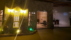A building with patterned walls and a wooden door. - Pousada Aurora (Alto Paraíso de Goiás)