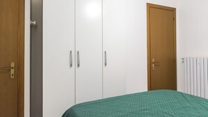 A room with a bed, a wardrobe, and a radiator. - N079 - Numana, delightful sky-earth in the historic center (Numana)