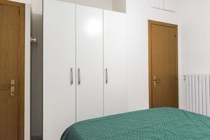 1 bedroom, bed sheets