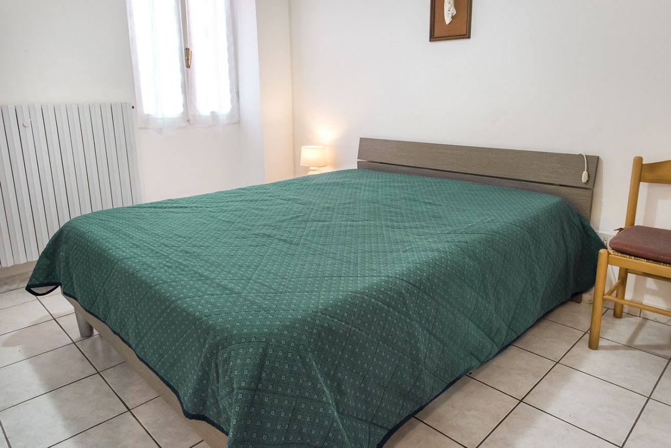 1 bedroom, bed sheets