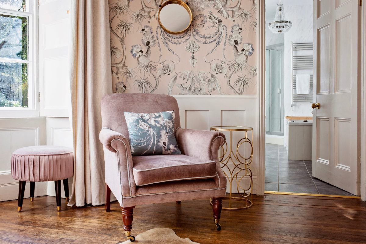 deluxe room | 1 bedroom, individually decorated, individually furnished, desk