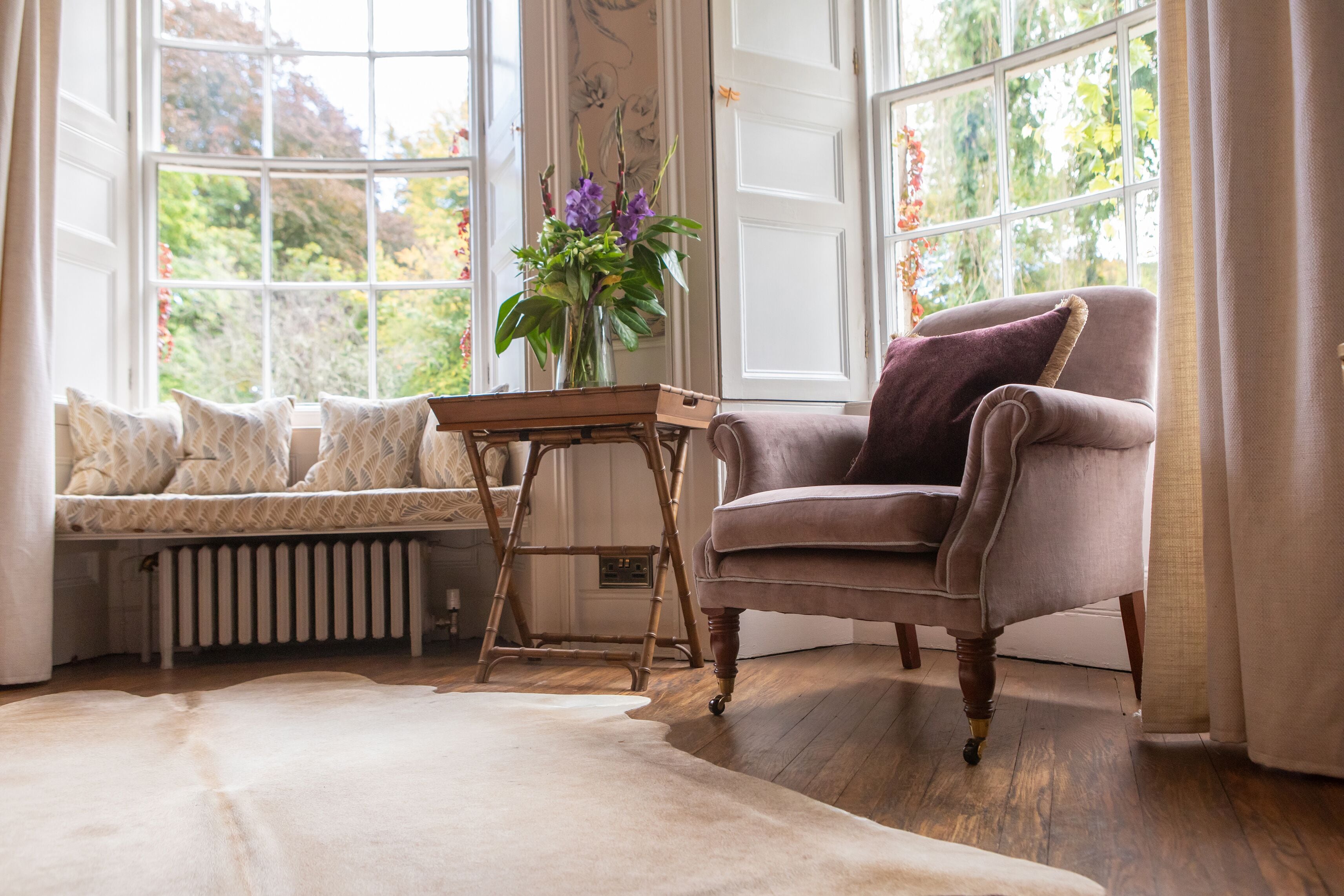 deluxe room | 1 bedroom, individually decorated, individually furnished, desk