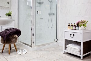 Habitación Deluxe | Baño | Secador de pelo y toallas
