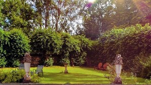 Une personne dans une piscine avec vue sur un jardin.